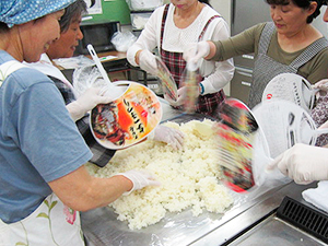 まずは米を炊いて